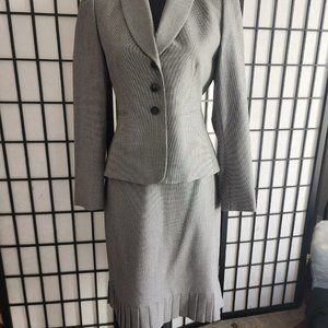 Like-new womens suit - skirt, jacket.  Grey, fully lined, Tahari, size 4P